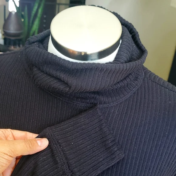 American Eagle Black Turtleneck (XS) - Picture 2 of 5